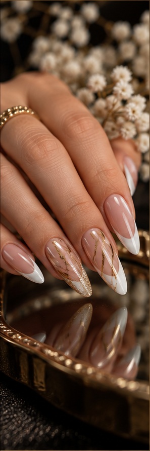 Nageldesign-Inspiration in Nude und Gold
