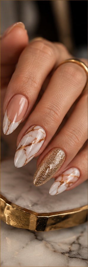 Nageldesign-Inspiration in Weiß, Nude und Gold