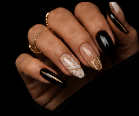 Elegantes Nageldesign in Schwarz, Nude und Gold